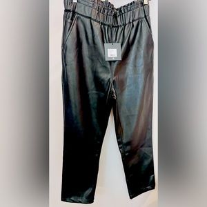 Brand new Joe’s faux leather jogger pants w/ tag. Medium sz 6-8.
